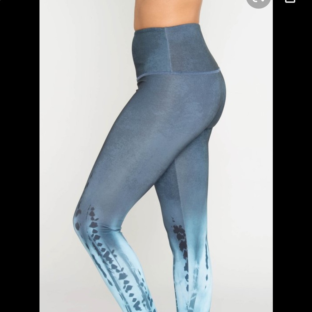 XL Onzie brand graphic tie dye legging